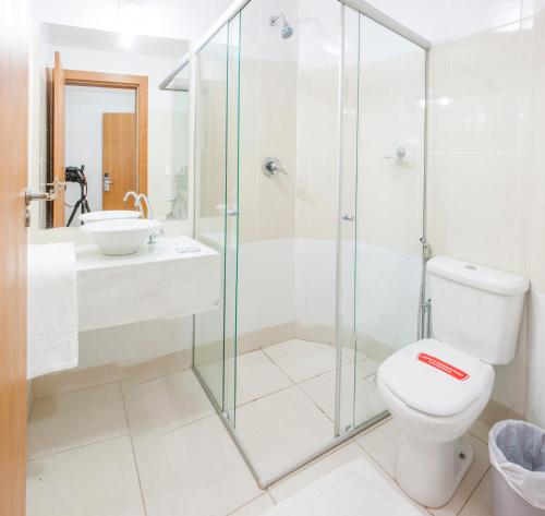 贝廷Hotel Abba Uno的带淋浴、卫生间和盥洗盆的浴室