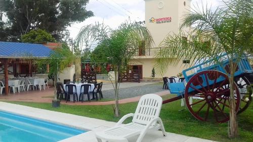 ChicoanaPortal De Los Valles的度假村设有游泳池、桌椅和桌椅