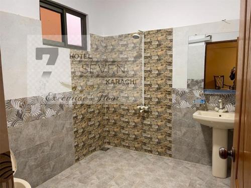 卡拉奇赛温7号酒店的一间带卫生间和水槽的浴室
