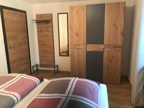 雷滕贝格Ferienwohnung Falkenstein的卧室设有木制推拉门和1张床