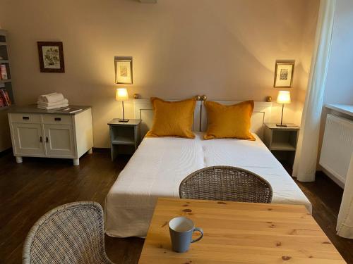 泽勒兹纳·鲁达Apartmány Rudík的一间卧室配有一张带黄色枕头和桌子的床