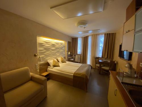 波罗维茨HQ apartments Villa Park的酒店客房,配有床和沙发