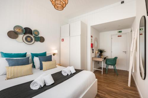 波尔图Porto Essence的一间卧室配有一张大床和一张书桌