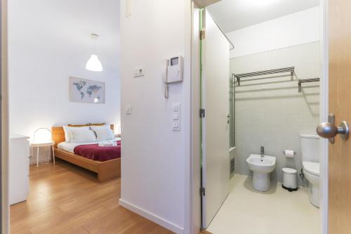 里斯本Vita Portucale ! Charming Loft with Garage的一间带卫生间的浴室和一张位于客房内的床。