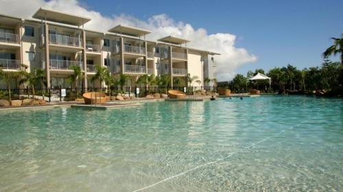 金斯克里福Peppers Salt Resort & Spa - Lagoon pool access 2 br spa suite的一座大建筑前的游泳池