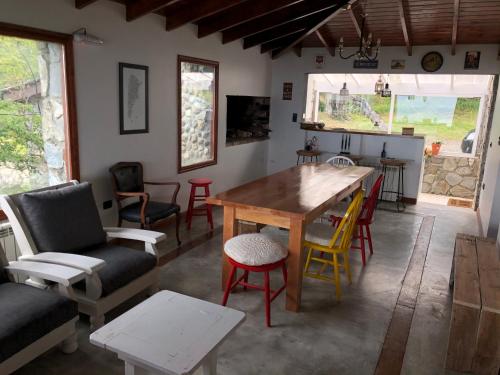 乌斯怀亚Villa de los Ñires的客厅配有木桌和椅子