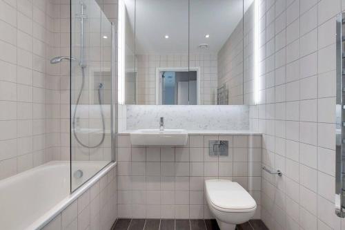 伦敦Modern, Stylish PENTHOUSE Apartment next to Wembley Stadium!的浴室配有卫生间、盥洗盆和淋浴。