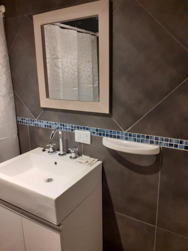 米娜克拉韦罗阿里纳斯旅馆的一间带水槽和镜子的浴室