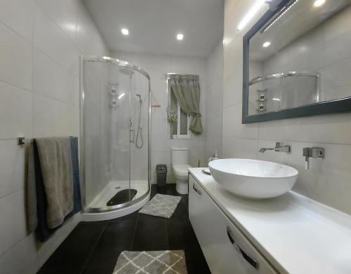 莫斯塔Cozy Rooms - Great Bus Connections - Free Parking的白色的浴室设有水槽和淋浴。