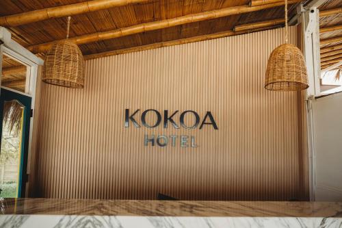 维加伊托Kokoa Hotel Vichayito的酒店墙上的标志
