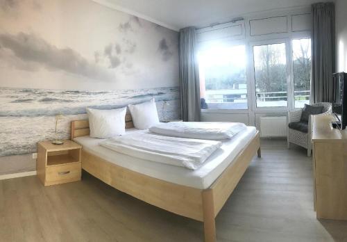 格洛米茨STRANDIDYLL, 109 - Typ B4的一间卧室配有一张壁画床