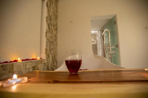 尼兹瓦ROSA BELLA的浴室桌子上坐着一杯葡萄酒