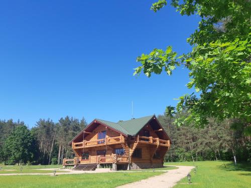 维尔纽斯Pušų Šlamesy的蓝天树林中的小木屋