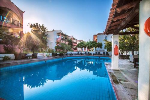 斯科派洛斯Rigas Hotel Skopelos的大楼里的一个大型蓝色游泳池