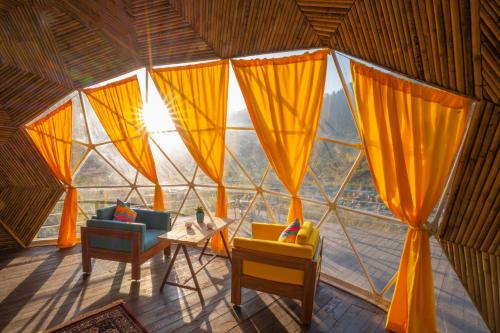 德拉敦goSTOPS Dehradun, Maldevta的蒙古包内带大窗户的客房