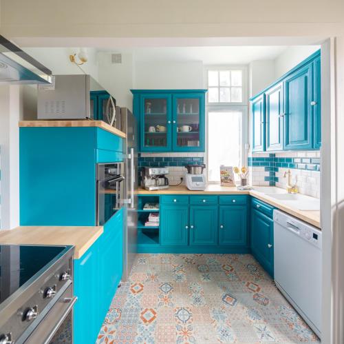 昂热La Maison de Florence的蓝色的厨房配有白色家电和蓝色橱柜