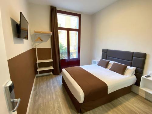 巴塞罗那BCN Urbaness Hotels Bonavista的一间卧室设有一张大床和一个窗户。