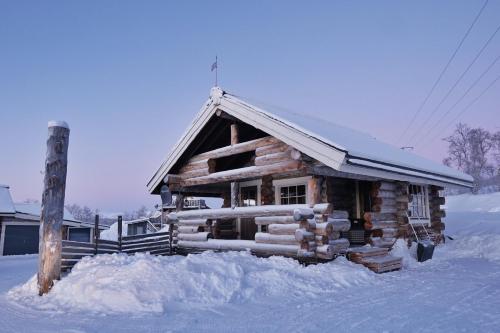 基尔匹斯扎我维Äijän mökki的小木屋,地面上积雪