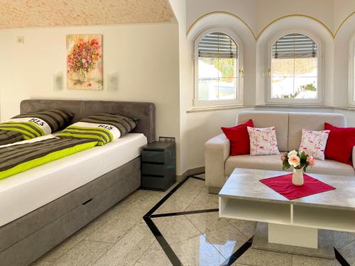 黑马戈尔维多利亚别墅公寓的一间卧室配有一张大床和一张沙发