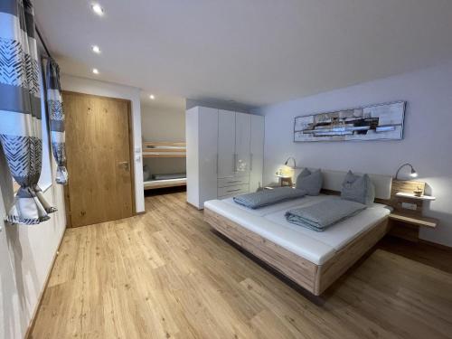 比尔塞贝格Appartement Mona的一间卧室配有一张床,铺有木地板