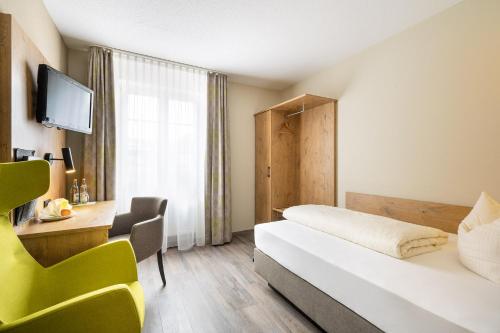 哈尔伯格摩斯Hotel Neuwirt的配有一张床和一张书桌的酒店客房