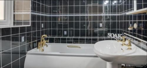 锡豪西斯Anchor Point的浴室配有盥洗盆、浴缸和卫生间。