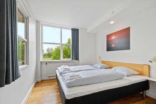 里伯里伯拜佛瑞尔度假酒店的一间卧室设有两张床和两个窗户。