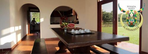 San Luis de PalenquePosada Hato el Diamante的一间设有桌子并享有庭院景色的用餐室