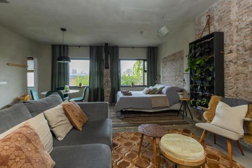 赞丹De oude slaght- luxe suite met buitensauna的客厅配有床和沙发