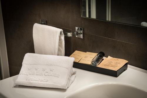 墨西拿阿夸德尔康特公寓酒店的浴室设有水槽、毛巾和镜子