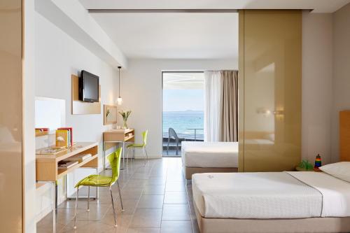 卡利塞亚-豪客迪克斯Margarita Sea Side Hotel的酒店客房配有两张床和一张书桌