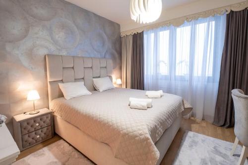 贝尔格莱德Beograd na vodi - BW ViSTA LUXURY的一间卧室配有一张大床和两条毛巾