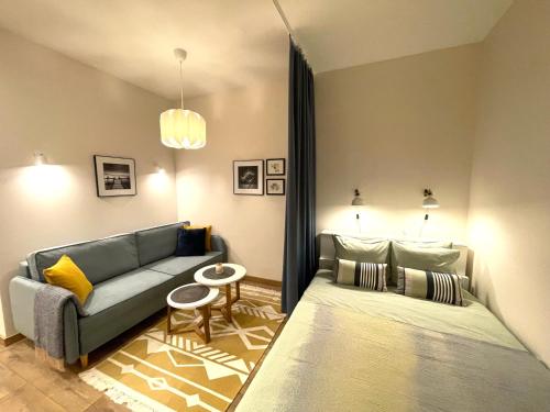 里加Cozy Home Jekaba Apartment, old town, self check-in的客厅配有沙发和桌子
