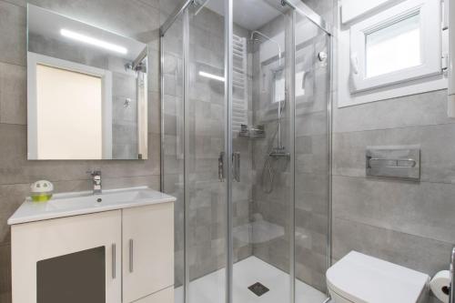 马德里4Torres Homes - Sofía的带淋浴、卫生间和盥洗盆的浴室