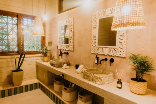 桑迪湾Tranquilseas Eco Lodge & Dive Center的浴室设有2个水槽和镜子