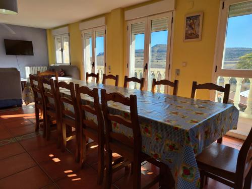 索里亚Casa de la Hiedra Soria的一间带桌椅和窗户的用餐室