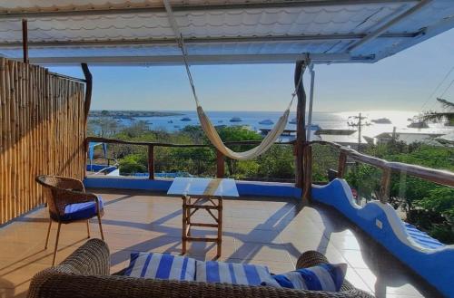 巴克里索莫雷诺港Galápagos Casa Playa Mann的一个带吊床的门廊,享有海景