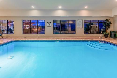 贝滕多夫达文波特驻桥套房酒店的大楼内的一个蓝色海水游泳池