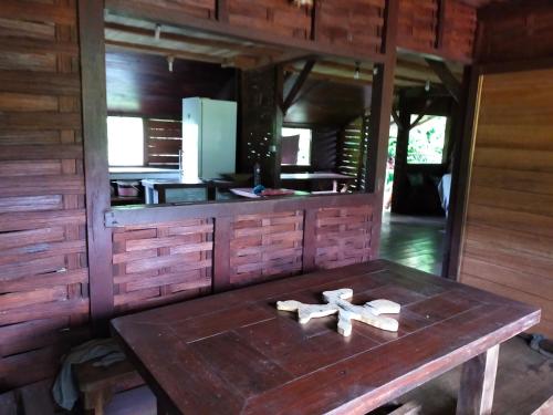 SaülChez Faby的厨房配有木桌和两个十字架