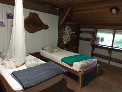 SaülChez Faby的一间卧室设有两张床和窗户。