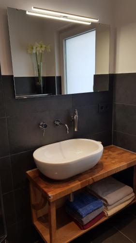 奥尔登堡Stadtnahe Wohnung mit Garten und Parkplatz的浴室设有白色水槽和镜子