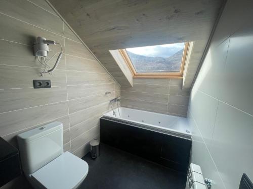 埃斯特里-德阿内乌瓦尔德阿内乌酒店的一间带卫生间和窗户的小浴室