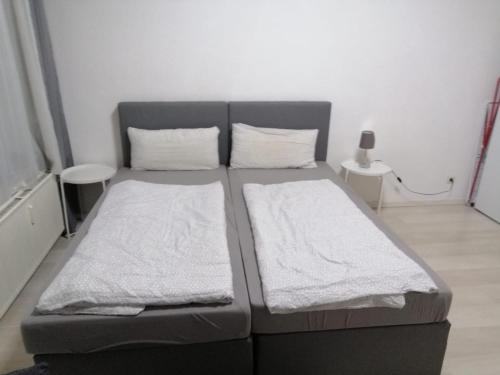科隆Wohnung in Köln 2B的一间卧室配有两张带白色床单的床