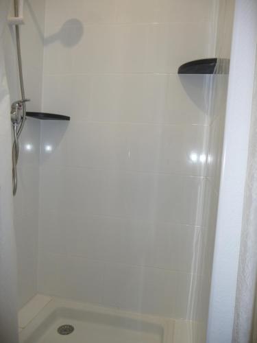 里昂Appart-Hotel T1 Lyon8 proche hopitaux的带淋浴和卫生间的白色浴室