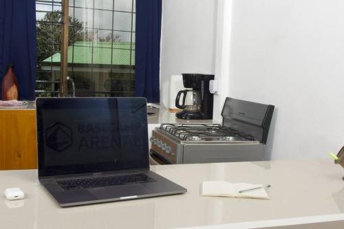 TronadoraBasecamp Arenal的手提电脑坐在炉子旁的台面上