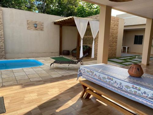 阿尔特杜尚Casa Ondas de Alter的后院设有游泳池和庭院