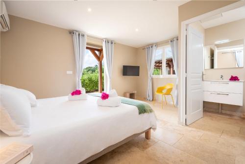 勒弗朗索瓦Villa Saint Corentin - 4 étoiles - Cap Est的卧室配有一张白色大床和黄色椅子