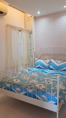 普崇Lake Residence No73 - Classic Style, Cozy & Best Photography的一间卧室配有一张带蓝色棉被的床
