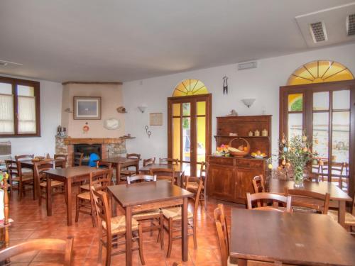 皮特拉利古Agriturismo Ca' Di Trincia的一间带桌椅和壁炉的餐厅