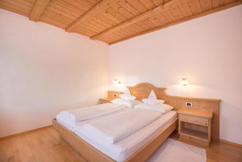 科瓦拉因巴迪亚App Lisüra Boè的一间卧室配有带白色床单和枕头的床。